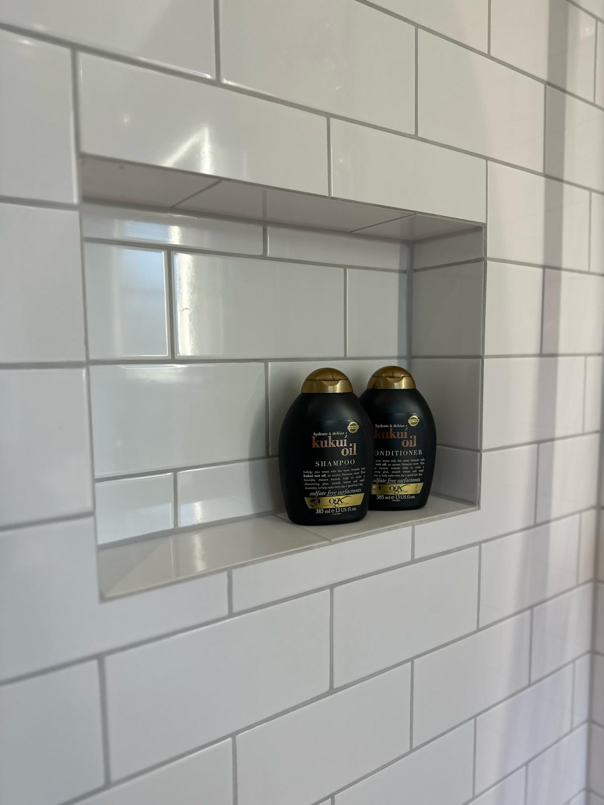 Badrum i sekelskifte, halvkaklad vägg, nisch, gerade hörn2