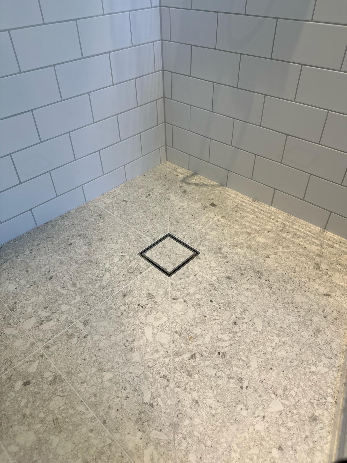 Badrum i sekelskifte, halvkaklad vägg, nisch, gerade hörn4