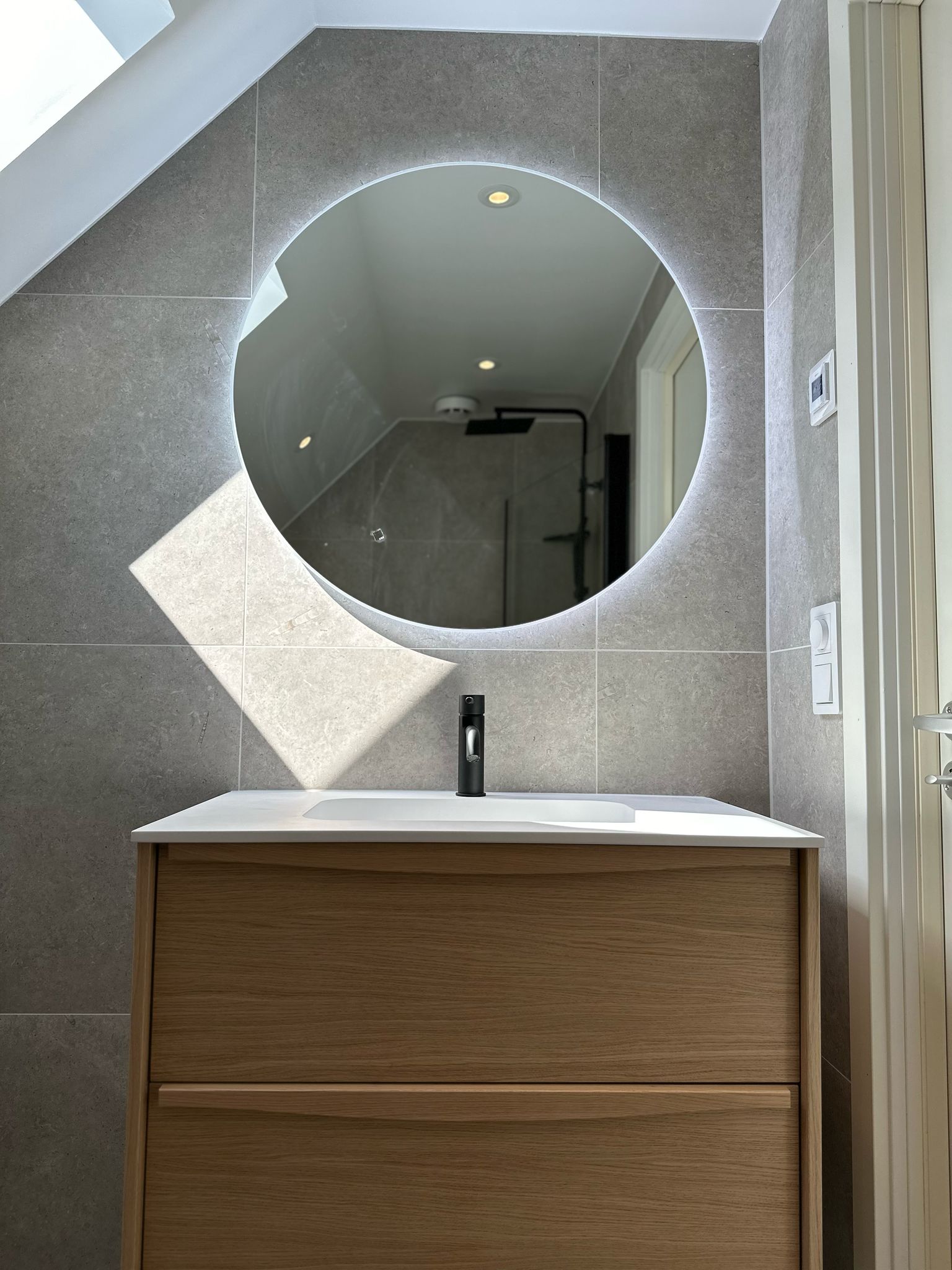 Badrum med 60x60 klinker och svarta detaljer1