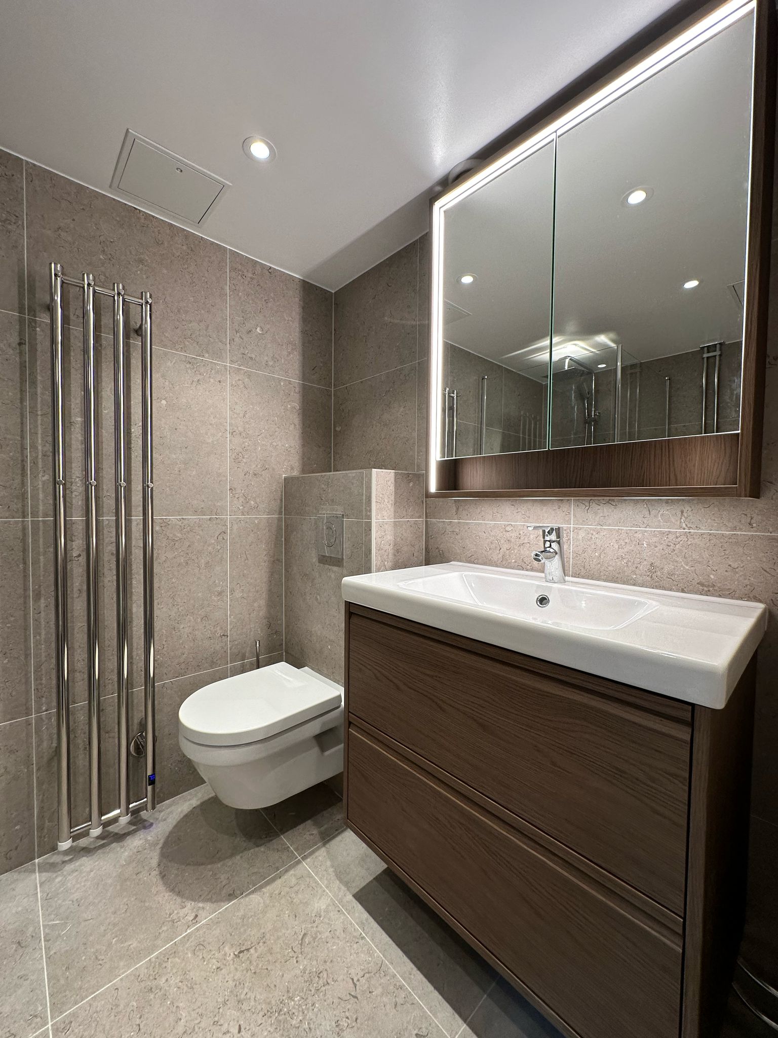 Badrum med 60x60 klinker, vägghängd wc, tile-in golvbrunnssil1