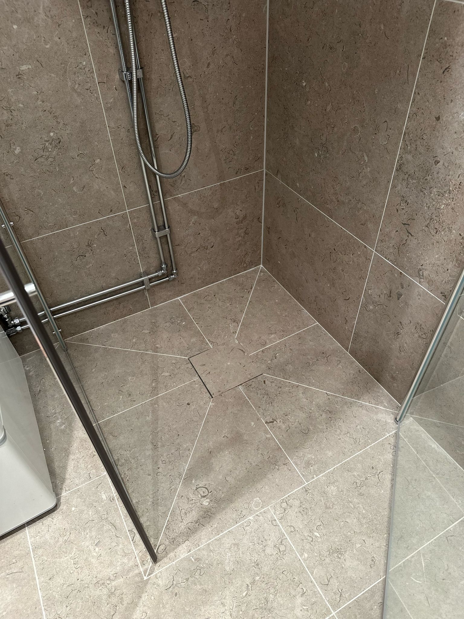 Badrum med 60x60 klinker, vägghängd wc, tile-in golvbrunnssil2