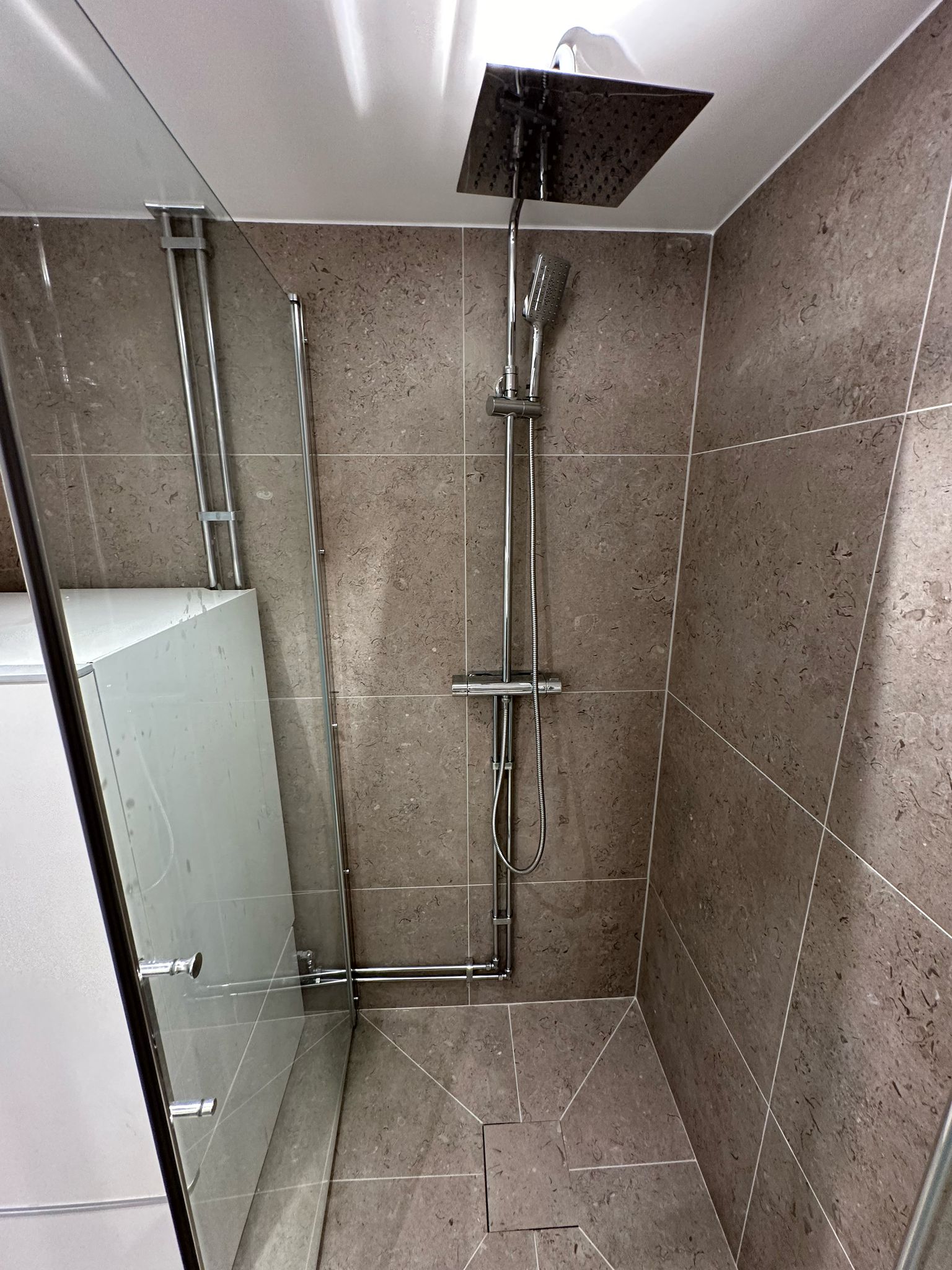 Badrum med 60x60 klinker, vägghängd wc, tile-in golvbrunnssil3