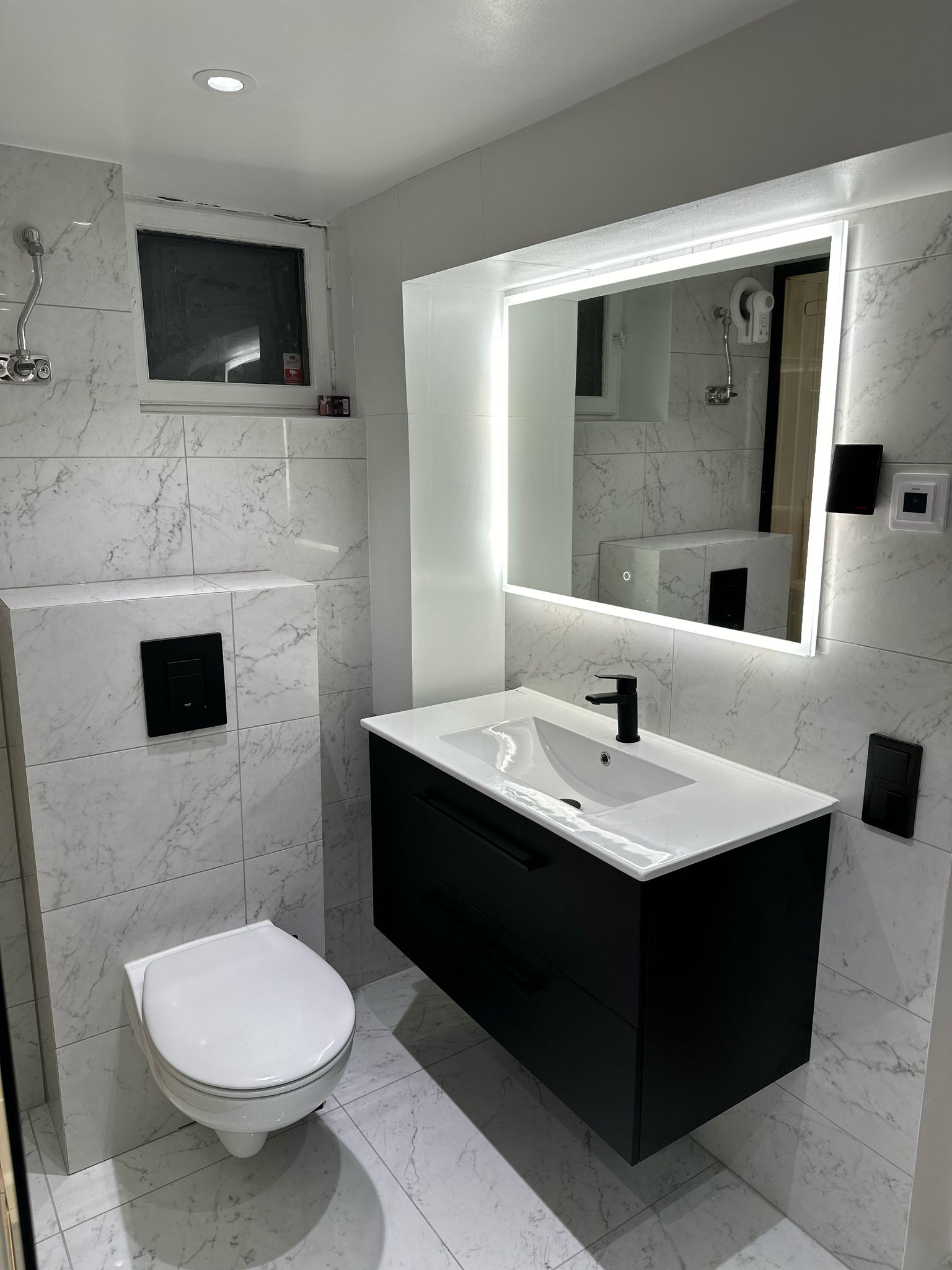 Badrum med bastu, vägghängd wc, installation av bergvärmepump2