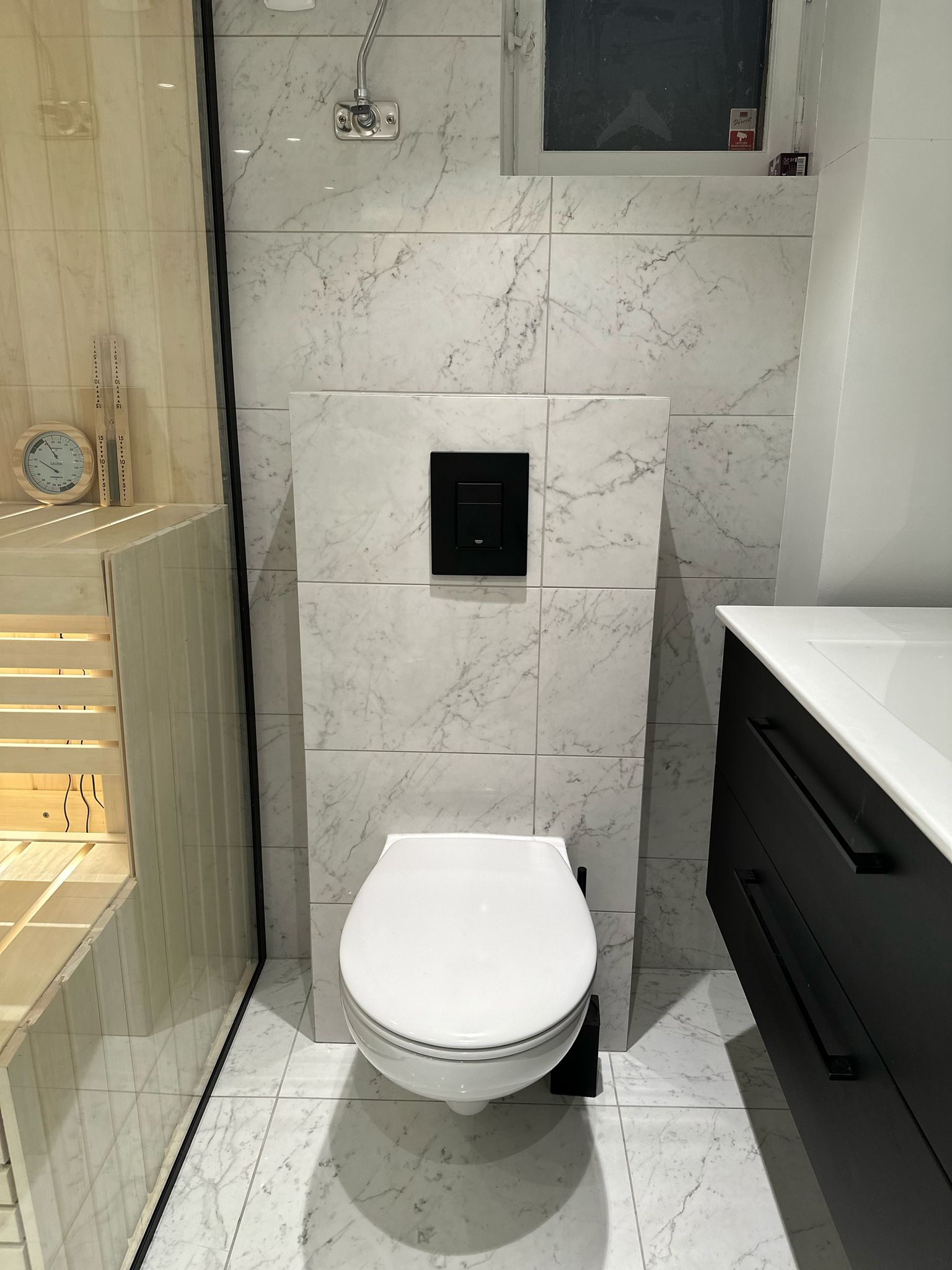 Badrum med bastu, vägghängd wc, installation av bergvärmepump3