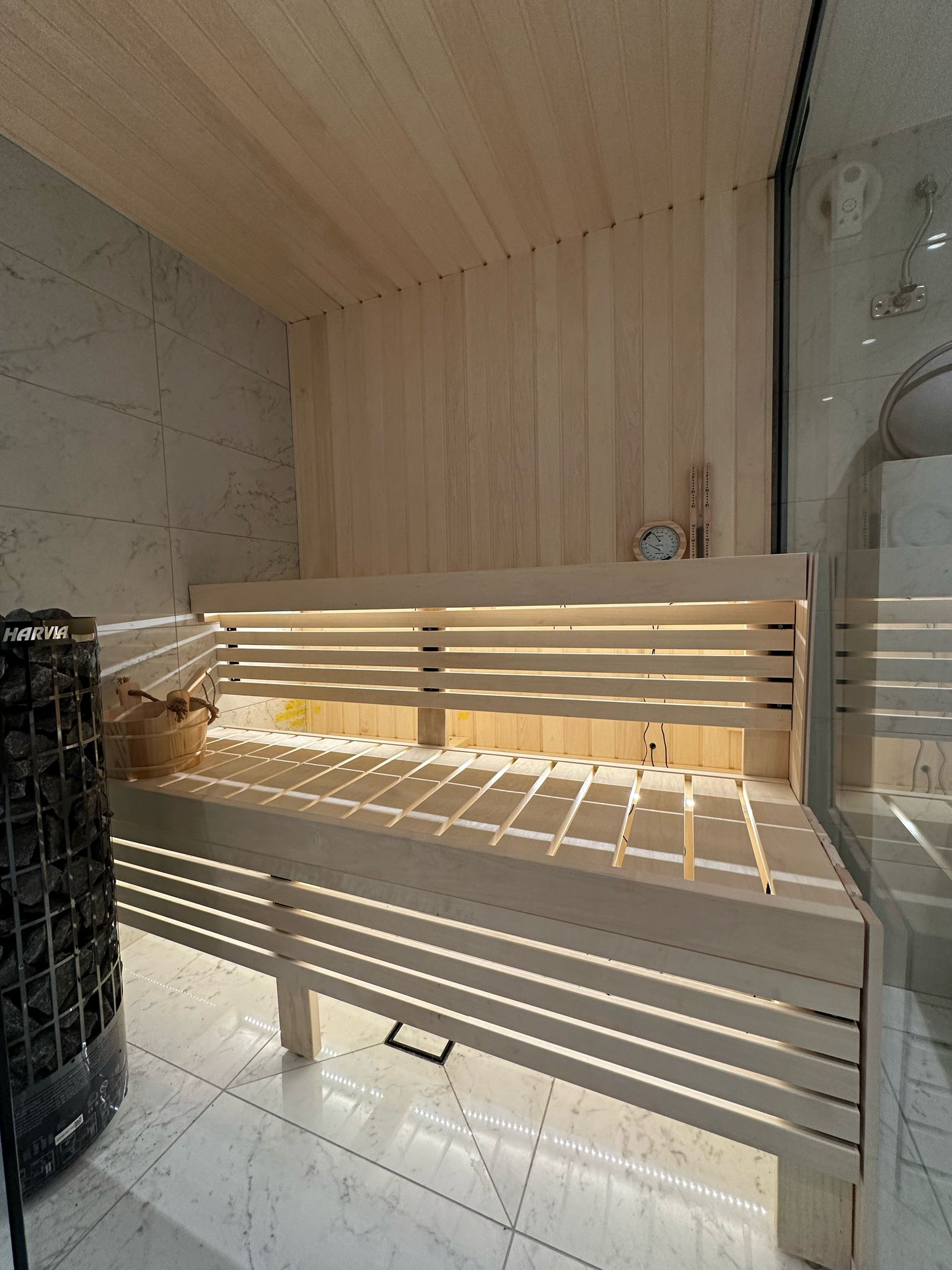 Badrum med bastu, vägghängd wc, installation av bergvärmepump4