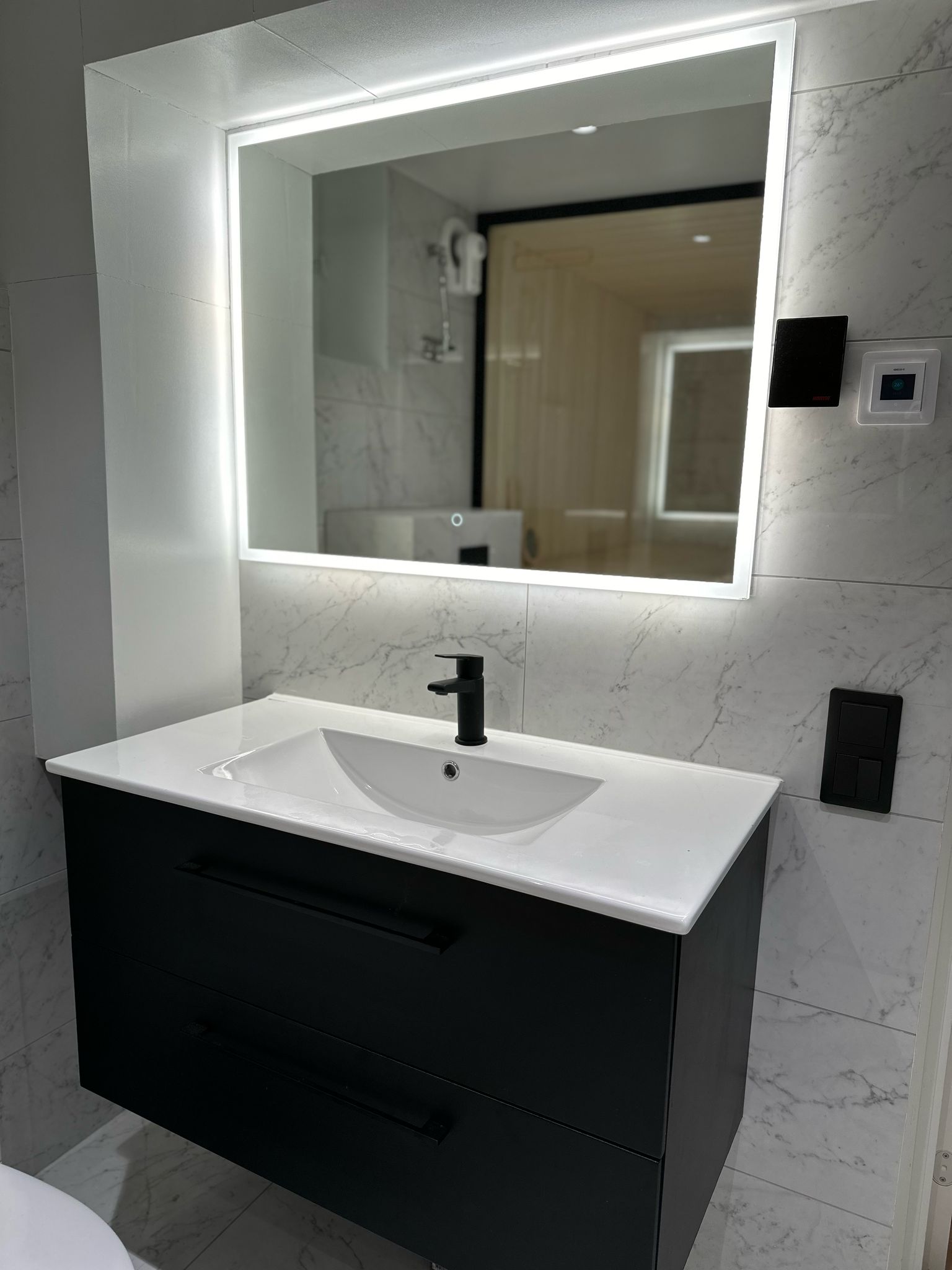 Badrum med bastu, vägghängd wc, installation av bergvärmepump5