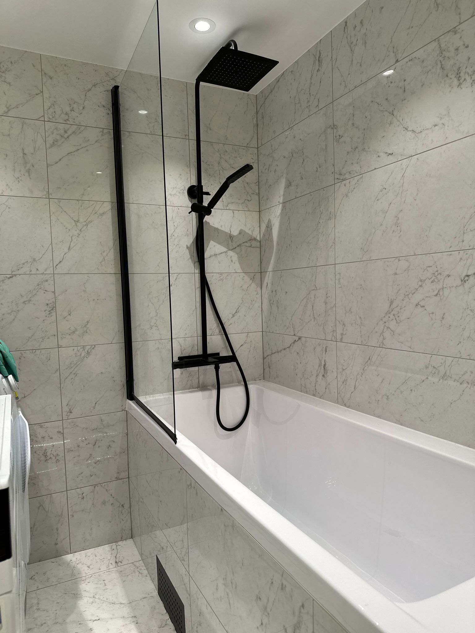 Badrum med bastu, vägghängd wc, installation av bergvärmepump7