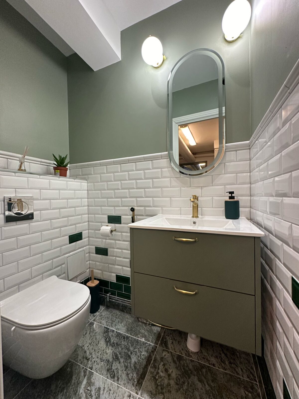 WC med grön- och mässing detaljer1